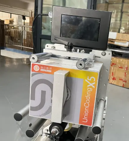 Otomatik BASKI MAKİNESİ sürtünme besleyici/vffs paketleme makinesi ile Qr kodu plastik torba aralıklı TTO yazıcı UC X5