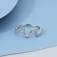 Bague en zircon élégante et ondulée en forme de V, style décontracté et luxueux, idéale pour le quotidien, les mariages et les superpositions, bijoux raffinés