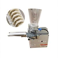 Machine à farcir et à emballer les tortellinis et les raviolis de différents poids