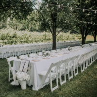 Chaises pliantes de mariage en résine blanche Wimbledon durables et empilables pour l'extérieur, avec coussin, pour les événements en plein air, les banquets et les fêtes