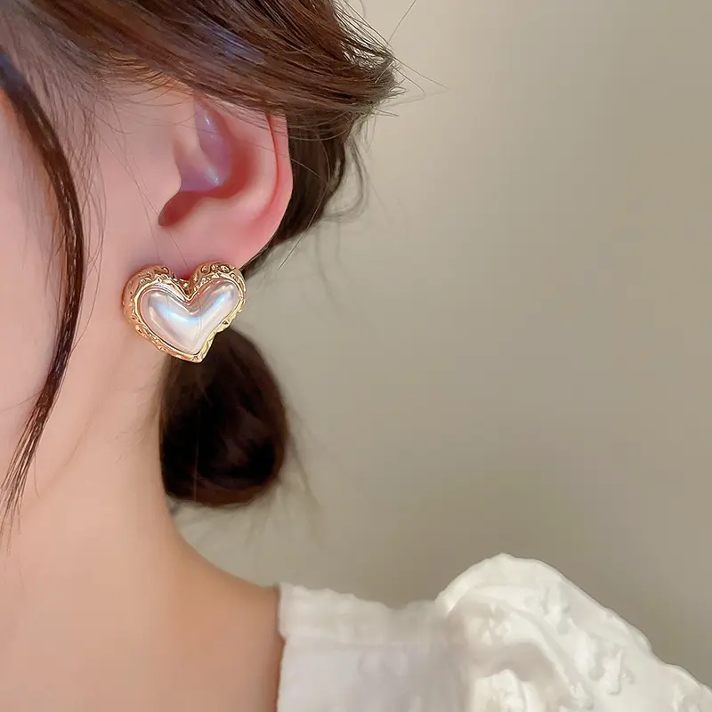 2022 Hot Selling Simple Gold Heart Pearl Earrings for Women Sweet Pearl Stud Ear Clip Party Girl Fashion Accessories Jewelry