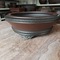 Pot artisanal non verni de style antique de haute qualité avec un design de pieds en forme de nuage