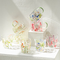 Tasse à eau en verre imprimé à haute teneur en borosilicate résistant à la chaleur et au froid avec poignée de conception originale
