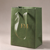 Sac cadeau de luxe personnalisé en papier kraft avec logo doré et poignée en satin - Emballage écologique en papier pour bijoutiers
