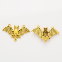 Connecteur en forme de chauve-souris à ailes écartées côtelées, en alliage de zinc argenté antique, triple boucle pour design de collier vampire