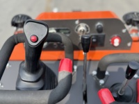 Mini-chargeuse sur chenilles EPA 25Hp avec moteur Kubota et accessoire souffleuse à neige pour le déneigement municipal des routes hivernales
