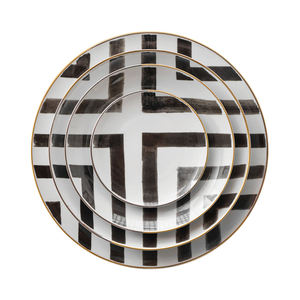 <span class=keywords><strong>Vaisselle</strong></span> <span class=keywords><strong>de</strong></span> mariage <span class=keywords><strong>de</strong></span> luxe en porcelaine fine ensemble d'assiettes noires Crossroads Lines avec bordure dorée gravée pour événements et restauration - Product Image 1