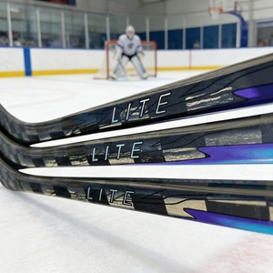 Bâton de <span class=keywords><strong>hockey</strong></span> <span class=keywords><strong>sur</strong></span> <span class=keywords><strong>glace</strong></span> bleu et noir 100% fibre de carbone, point de flexion bas, normes de compétition, bâton de <span class=keywords><strong>hockey</strong></span> <span class=keywords><strong>sur</strong></span> <span class=keywords><strong>glace</strong></span> pour adolescents/débutants - Product Image 1