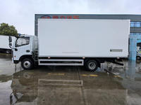 Truk Pendingin DongFeng D7 4x2 6 Ton 135HP Diesel C600 -18 Derajat untuk Pengiriman Daging Beku