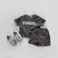 Ensemble deux pièces unisexe pour bébé : T-shirt à manches courtes en coton texturé à col ras du cou avec ourlet et lettres anglaises + Short – Tenue polyvalente