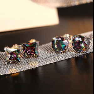 Pendientes clásicos de cuatro puntas con piedras de colores, adornos modernos unisex para las orejas - Product Image 2