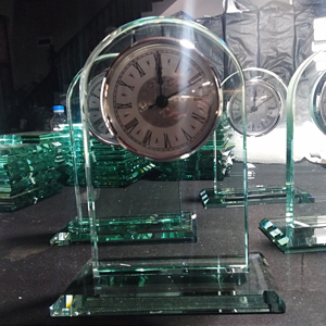 Orologio da <span class=keywords><strong>Tavolo</strong></span> in <span class=keywords><strong>Cristallo</strong></span> Trasparente con Logo Personalizzato Inciso al Laser 3D in Stile Vintage con Confezione Regalo per Matrimoni - Product Image 2