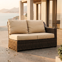 Ensemble de canapé sectionnel en forme de L en rotin PE tissé à la main J&M Outdoor avec table basse et table d'appoint pour la plage