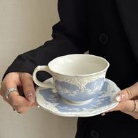 Ensemble de tasses et soucoupes à café en céramique gaufrée de style vintage français, motif floral bleu et blanc, pour le thé de l'après-midi, idéal pour la maison, le café ou un mariage.