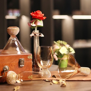 Verre à <span class=keywords><strong>martini</strong></span> 260-450 ml, nouveau modèle 2022, tige épaisse, forme unique, décoration en diamant, cadeau d'affaires durable - Product Image 3