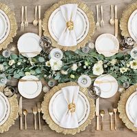 Assiettes de présentation rondes en plastique doré, motif récif, en vrac, pour dîner et mariage, sûres pour les aliments, 13 pouces, bord noir floral, vaisselle jetable