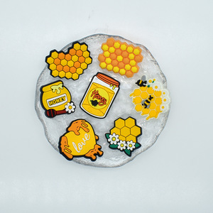 จี้รองเท้ารูปผึ้งน่ารักแบบ PVC ล้างทำความสะอาดได้ ตกแต่งรองเท้าสไตล์การ์ตูนรังผึ้ง สำหรับงาน DIY - Product Image 3