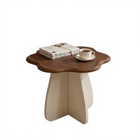 Table basse moderne en bois laqué à motifs pétales, avec bord arqué contrastant, tiroir dissimulé et panneau en verre technologique, pour salon