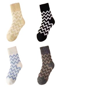 Calcetines gruesos y cálidos de algodón hasta media pantorrilla para mujeres y hombres, calcetines de pareja con patrón en zigzag para otoño e invierno en gris roca, amarillo mango, color tinta - Product Image 3