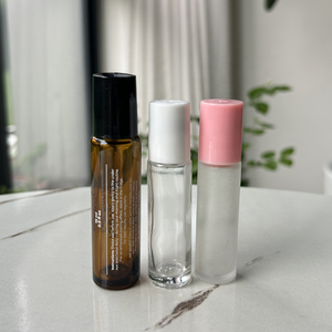 Flacon de parfum à bille roulante en verre transparent noir mat épais de 10 ml avec bouchon à bille pour sérum de soin de la peau et huile essentielle - Product Image 5