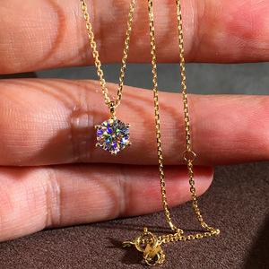 Collana con Ciondolo Placcato Oro 18K con Zircone Rotondo Incastonato a Griffe, Catena a Maglia Box, Stile Classico, Gioiello Unisex per Uso Quotidiano - Product Image 1