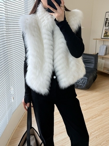 Gilet Corto da Donna in Vera Pelliccia di Volpe con Fodera e Design Rinforzato a Motivo Auto - Product Image 2