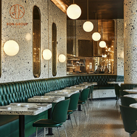 Ensemble de meubles de restaurant, café et bar moderne, tables à manger avec base en métal, sièges en cuir vert et canapé en cuir incurvé