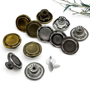 Bottoni in Metallo Rotondi Opachi Anticati Dorati e Argentati da 9MM, 10MM, 12MM, 14MM, 15MM con Chiusura a Un'Uncinetto per Jeans - Product Image 1