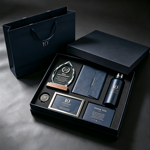 Coffret cadeau de luxe pour le 10e anniversaire avec carnet en cuir, trophée en cristal et bouteille personnalisée pour célébration d'entreprise - Product Image 2