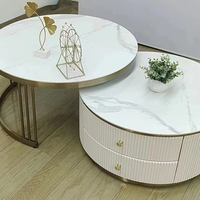 Table d'appoint de chambre à coucher moderne et luxueuse personnalisée, plateau en marbre blanc avec base en métal doré, table basse nordique en pierre