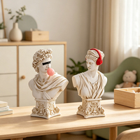Patung Resin Dewi Yunani Klasik Redeco dengan Headphone, Figurine Dewi Kepala Merah, Dekorasi Rak Rumah