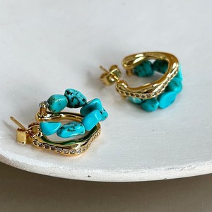 Boucles d'oreilles créoles Huggie en laiton plaqué or 18 carats avec micro-pavé de zircon cubique et pierre irrégulière en turquoise naturelle style bohème pour femme, vente en gros de bijoux - Product Image 5