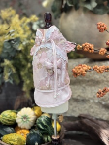 Élégant Cheongsam Rose en Coton Biologique Brodé de Dentelle pour <span class=keywords><strong>Chien</strong></span> et Chat, Nouveau Style Chinois Vintage, Tenue pour Animaux Toutes Saisons - Product Image 4