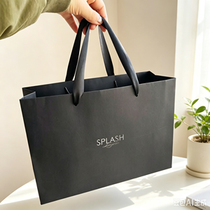 Bolsa de Papel Horizontal Negra Mate Personalizable con Logotipo Impreso en UV, Asas de Cinta de Satén Negra Premium, Bolsa de Embalaje para Cosméticos y Ropa - Product Image 6