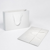 Sac cadeau en papier rectangulaire blanc personnalisé avec poignées pour l'emballage de détail, vêtements, cosmétiques, bijoux et cadeaux