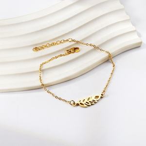 Pulsera de Diseño Moderno con Forma de Hoja, Resistente al Agua, Chapada en Oro, de Acero Inoxidable, para Hombre y Mujer - Product Image 3