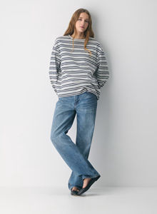 Camiseta Unisex Gris a Rayas de Manga Regular, Corte Holgado, Informal, con Logotipo de Diamantes de Imitación, Personalizada de Fábrica - Product Image 4