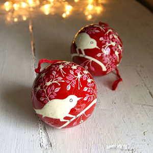 G.M.DEHQANI SONS Boule de Noël blanche suspendue, motif floral oiseau rouge, en papier fait main, épaissie, avec cordon doré pour arbre - Product Image 1