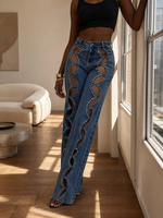 Jean droit taille haute sexy en denim bleu clair pour femme, orné de strass et de découpes ondulées, avec diamants sur les côtés, idéal pour l'été
