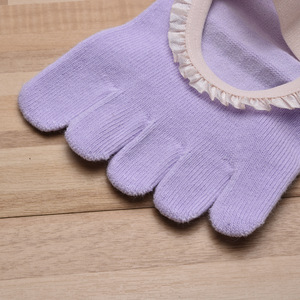 Chaussettes de sport élégantes à cinq doigts pour femmes, avec revers <span class=keywords><strong>court</strong></span> et détail en dentelle à volants, et adhérence en silicone dense pour usage en studio - Product Image 1
