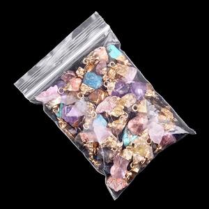 Collana di Tendenza con Ciondolo Charm in Pietra Grezza Intagliata Placcata Oro con Ametista e Turchese, Cristalli Naturali di Forma Irregolare per Regalo da Festa - Product Image 5