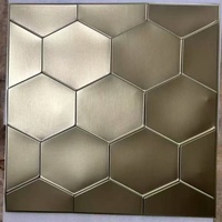 Vente en gros de panneau mural PVC 3D de luxe nouveau style couleur chêne motif géométrique panneau carré de fond intérieur résistant à l'eau