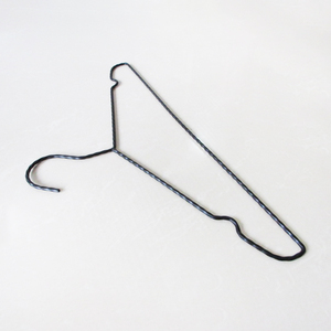 Cintre minimaliste en métal ultra-fin noir pour vêtements, organisateur de placard pour dortoir et maison, avec fil triangulaire fin - Product Image 2