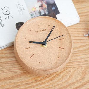 Horloge de table en forme de chat Yeswood, en bois de hêtre, silencieuse, à quartz, avec alarme, pour bureau, chambre, décoration de la maison - Product Image 1
