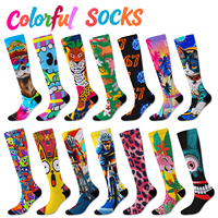 Chaussettes de sport pour hommes - Chaussettes de compression tendance avec motifs amusants imprimés numériquement, chaussettes montantes en Spandex/Nylon/Coton, ODM, livraison en 7 jours