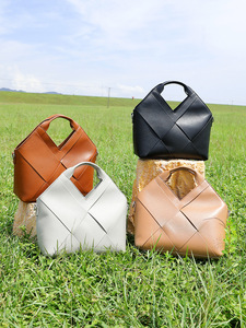 Bolso de mano de cuero genuino para mujer, diseño geométrico entrecruzado, bolsos de diseño hechos a mano, bolso de hombro de cuero tejido. - Product Image 4