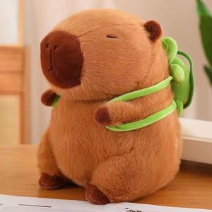 Peluche de Capibara Suave con Mochila Verde - Adorable Muñeco de Capibara Marrón Relleno de Algodón PP, Regalo Juvenil y Decoración de Escritorio - Product Image 1