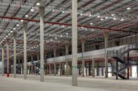 Entrepôt préfabriqué en structure métallique industrielle avec auvent et système de toiture en treillis métallique, bâtiment de fabrication d'atelier