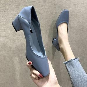 Zapatos de <span class=keywords><strong>tacón</strong></span> medio con bloque de cuero genuino con corte central y punta cuadrada clásica a <span class=keywords><strong>precio</strong></span> de fábrica - Product Image 1