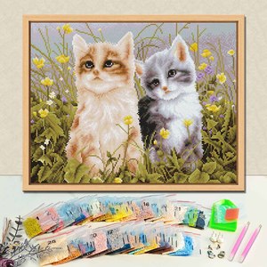 ชุดภาพวาดเพชรลายแมวในทุ่งดอกไม้ แบบเต็มวงกลม พร้อมกรอบ สำหรับตกแต่งบ้าน - Product Image 1